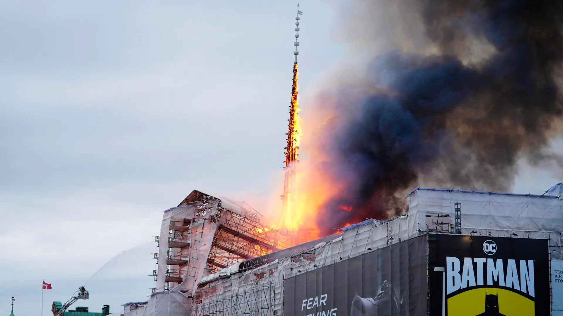 Las llamas y el humo se elevan desde la antigua Bolsa de Copenhague