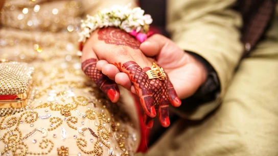 Una pareja india arroja por la calle 2,4 millones de dólares en la calle para convertirse en monjes Una pareja india arroja por la calle 2,4 millones de dólares en la calle para convertirse en monjes