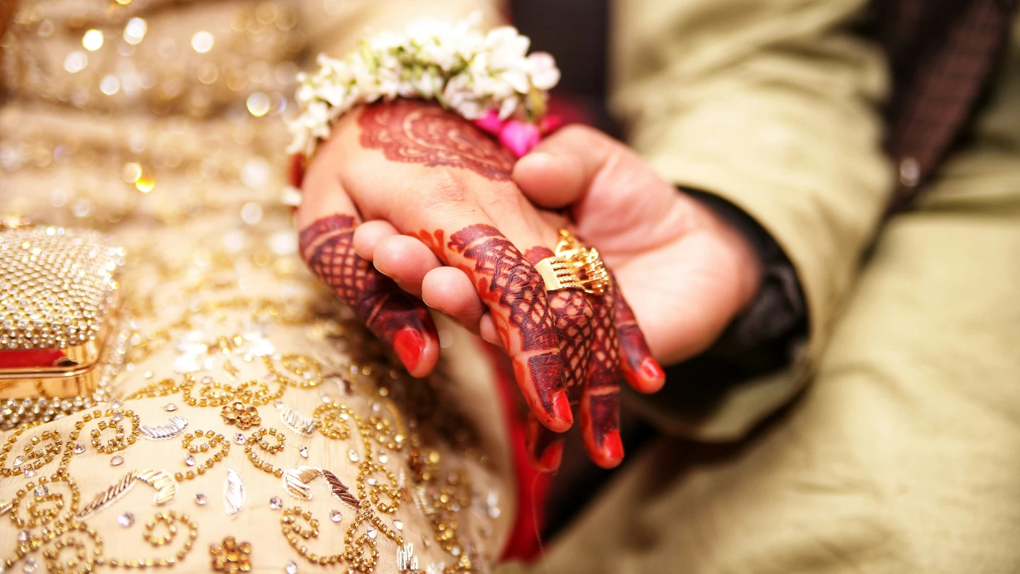 Una pareja india arroja por la calle 2,4 millones de dólares en la calle para convertirse en monjes Una pareja india arroja por la calle 2,4 millones de dólares en la calle para convertirse en monjes