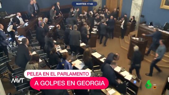 I&ntilde;aki L&oacute;pez y Cristina Pardo comentan en este v&iacute;deo de M&aacute;s Vale Tarde el episodio vivido en el Parlamento de Georgia, donde dos pol&iacute;ticos se han liado a pu&ntilde;etazos durante el debate de un pol&eacute;mico proyecto de ley para combatir a los disidentes.