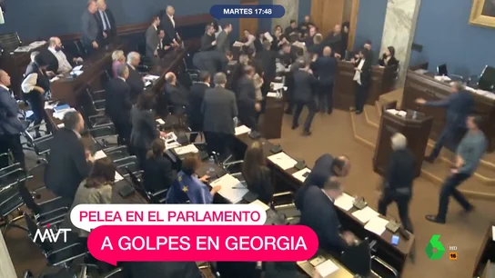 Iñaki López, irónico al ver la pelea a puñetazos en el Parlamento de Georgia Iñaki López y Cristina Pardo comentan en este vídeo de Más Vale Tarde el episodio vivido en el Parlamento de Georgia, donde dos políticos se han liado a puñetazos durante el debate de un polémico proyecto de ley para combatir a los disidentes.