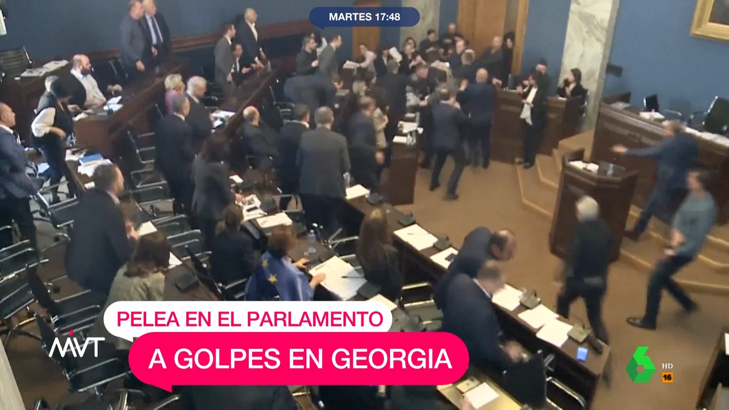 Iñaki López, irónico al ver la pelea a puñetazos en el Parlamento de Georgia Iñaki López y Cristina Pardo comentan en este vídeo de Más Vale Tarde el episodio vivido en el Parlamento de Georgia, donde dos políticos se han liado a puñetazos durante el debate de un polémico proyecto de ley para combatir a los disidentes.