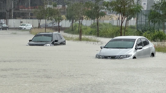 Los coches circulan por una calle inundada durante una tormenta en Dubai, Emiratos Árabes Unidos, 16 de abril de 2024. Los coches circulan por una calle inundada durante una tormenta en Dubai, Emiratos Árabes Unidos, 16 de abril de 2024.