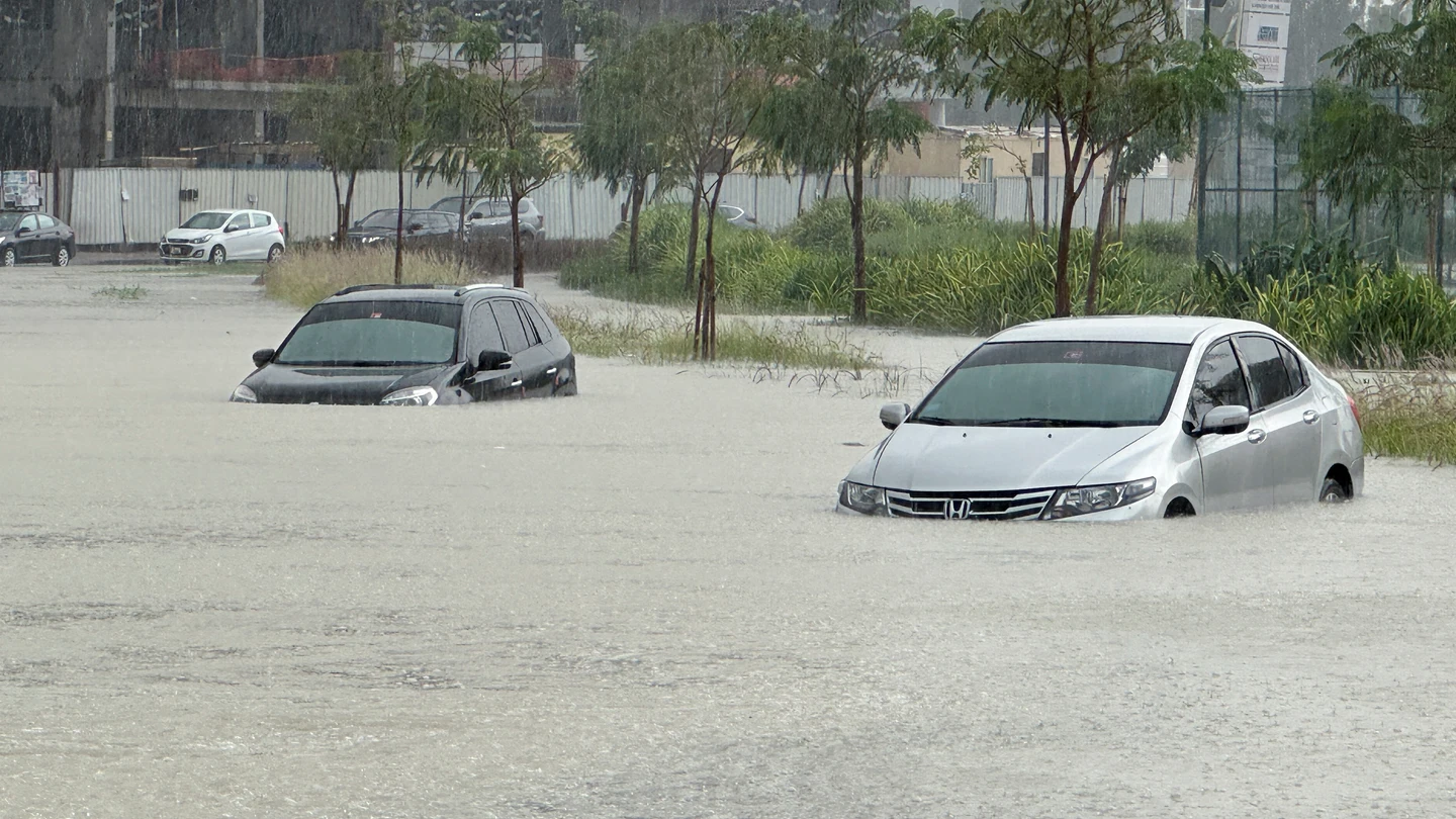 Los coches circulan por una calle inundada durante una tormenta en Dubai, Emiratos Árabes Unidos, 16 de abril de 2024. Los coches circulan por una calle inundada durante una tormenta en Dubai, Emiratos Árabes Unidos, 16 de abril de 2024.