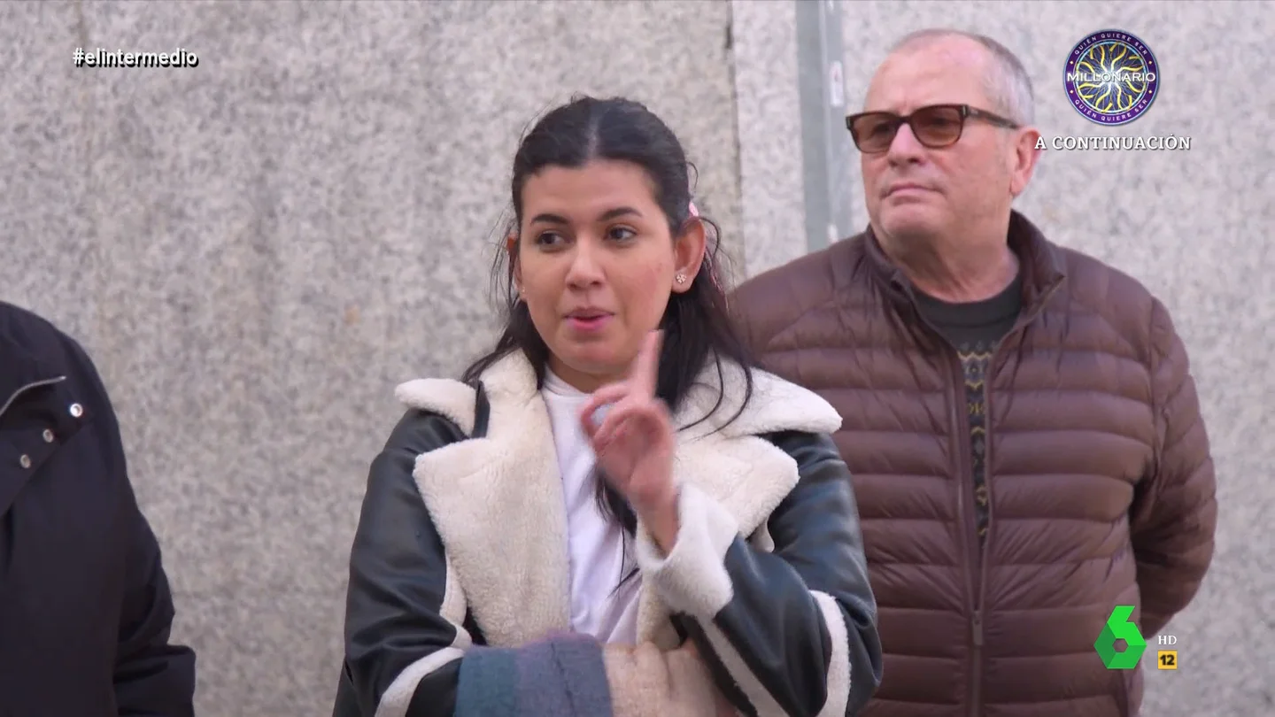 Una chica comparte su mala experiencia en la hostelería: "Trabajaba en un bar que no me pagaban y me echaron embarazada" Thais Villas traslada a la calle el debate sobre la limitación de los horarios de la restauración y, en este vídeo, una chica explica que ahora trabaja en un sitio donde le pagan las horas de nocturnidad, pero preferiría no tener que hacerlas.