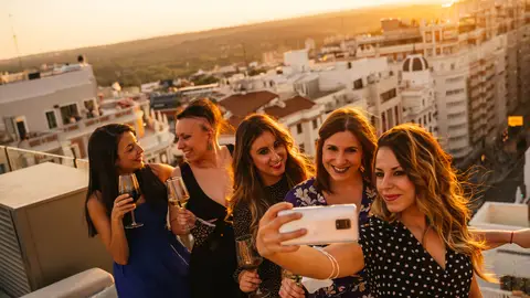Un grupo de amigas disfrutando de una terraza Un grupo de amigas disfrutando de una terraza