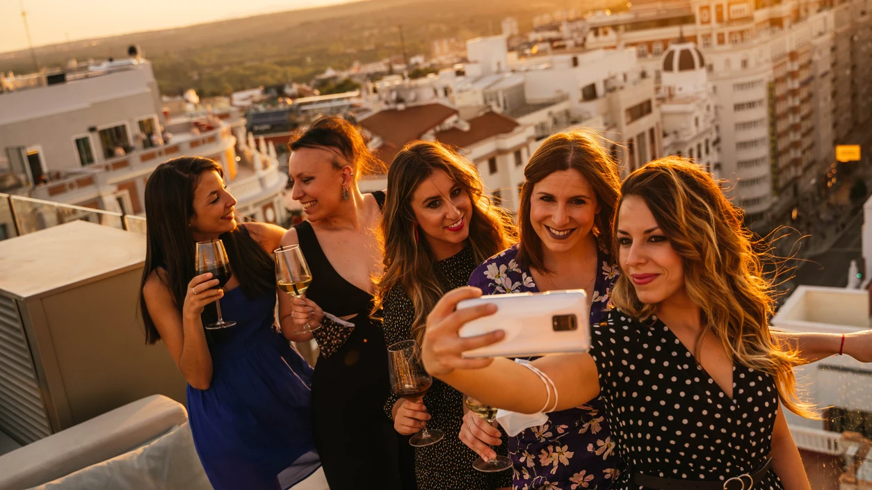Un grupo de amigas disfrutando de una terraza