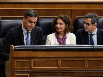 Imagen de archivo del presidente del Gobierno, Pedro S&aacute;nchez, y los ministros Mar&iacute;a Jes&uacute;s Montero y F&eacute;lix Bola&ntilde;os en el Congreso. 