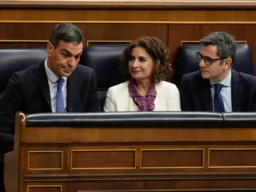 Imagen de archivo del presidente del Gobierno, Pedro Sánchez, y los ministros María Jesús Montero y Félix Bolaños en el Congreso.  Imagen de archivo del presidente del Gobierno, Pedro Sánchez, y los ministros María Jesús Montero y Félix Bolaños en el Congreso.