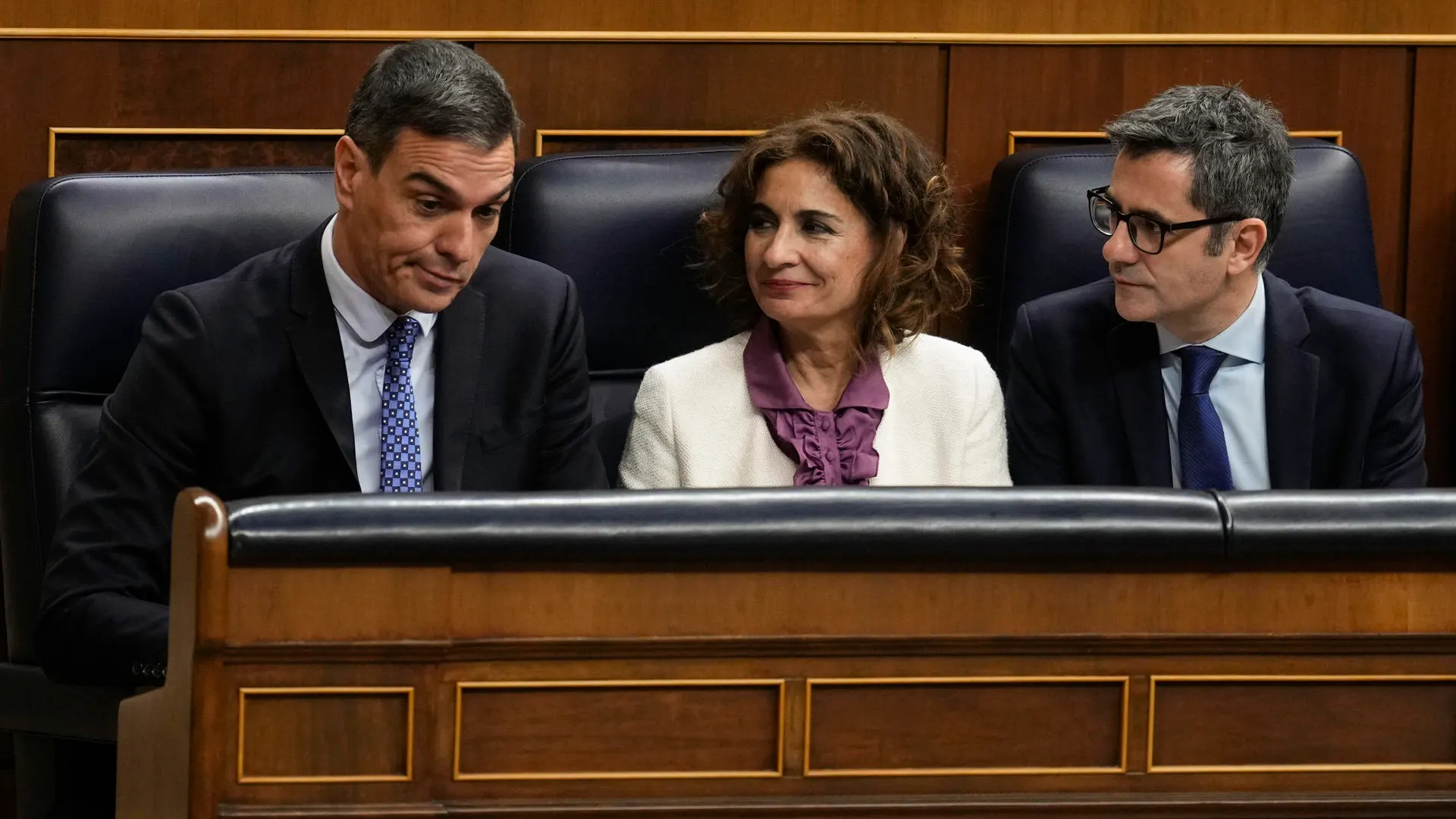 Imagen de archivo del presidente del Gobierno, Pedro Sánchez, y los ministros María Jesús Montero y Félix Bolaños en el Congreso. 