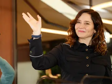 Isabel Díaz Ayuso saluda durante un acto en Bilbao