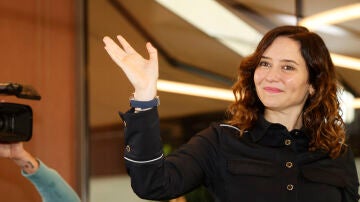 Isabel Díaz Ayuso saluda durante un acto en Bilbao