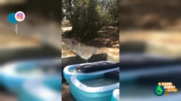 El doloroso aterrizaje de un hombre tras probar un tobogán acuático