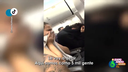 El cómico enfado de una pasajera después de descubrir un olor muy sospechoso en pleno vuelo El cómico enfado de una pasajera después de descubrir un olor muy sospechoso en pleno vuelo