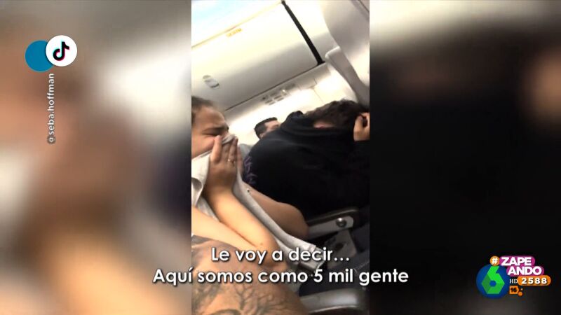 El cómico enfado de una pasajera después de descubrir un olor muy sospechoso en pleno vuelo