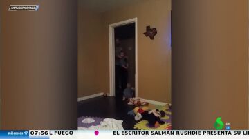 La reacción de Alfonso Arús al vídeo del padre que no consigue meter a sus gemelos en la habitación: "Gemelos 1 Papá 0"