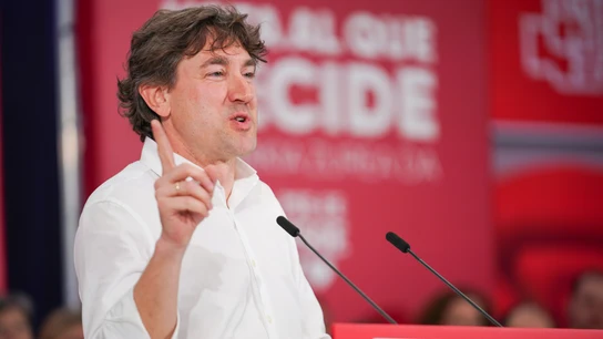 El secretario general del PSE-EE y candidato a Lehendakari, Eneko Andueza, interviene durante un acto de campaña del PSOE, en el Palacio Europa El secretario general del PSE-EE y candidato a Lehendakari, Eneko Andueza, interviene durante un acto de campaña del PSOE, en el Palacio Europa