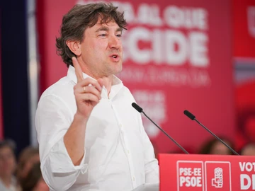 El secretario general del PSE-EE y candidato a Lehendakari, Eneko Andueza, interviene durante un acto de campaña del PSOE, en el Palacio Europa El secretario general del PSE-EE y candidato a Lehendakari, Eneko Andueza, interviene durante un acto de campaña del PSOE, en el Palacio Europa