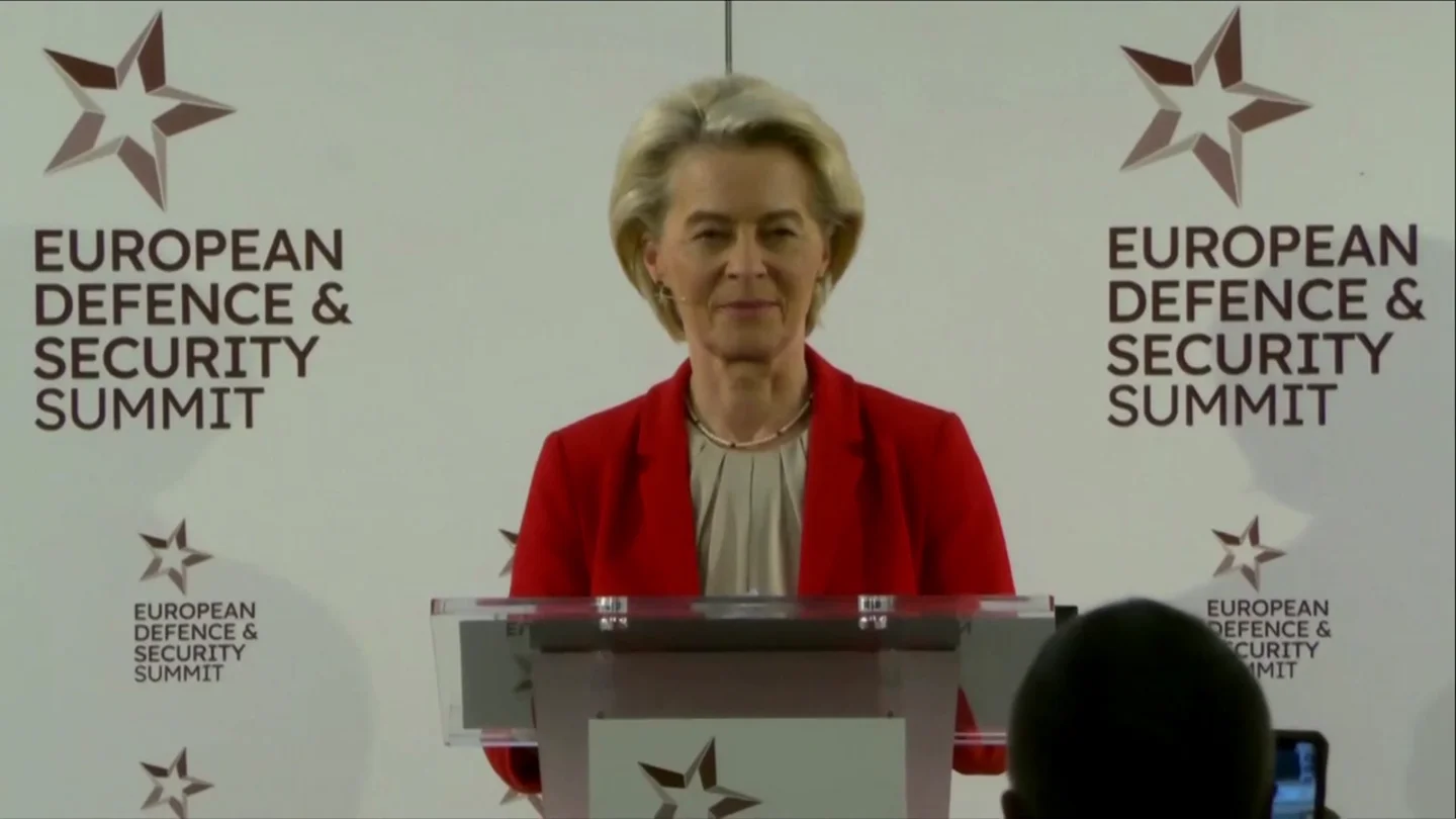 Interrumpen a Von der Leen y le acusan de tener "sangre de niños palestinos" en sus manos Interrumpen a Von der Leen y le acusan de tener "sangre de niños palestinos" en sus manos