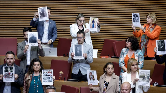 Los diputados socialistas muestran fotos de represaliados por la dictadura en Les Corts Los diputados socialistas muestran fotos de represaliados por la dictadura en Les Corts