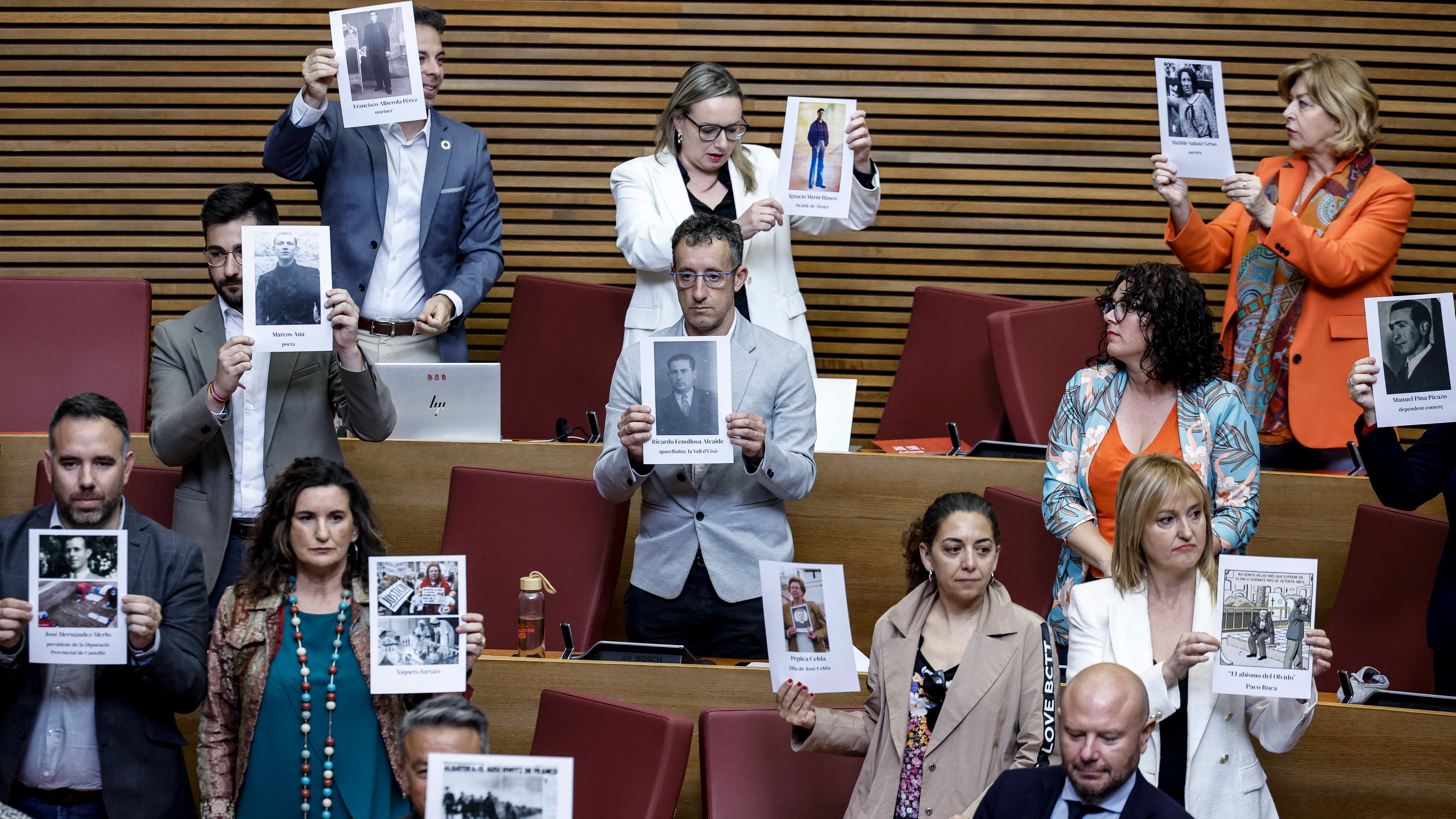 Los diputados socialistas muestran fotos de represaliados por la dictadura en Les Corts