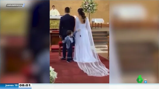 Un niño juega con el velo de la novia en plena boda utilizándolo de rampa para sus cochecitos Un niño juega con el velo de la novia en plena boda utilizándolo de rampa para sus cochecitos