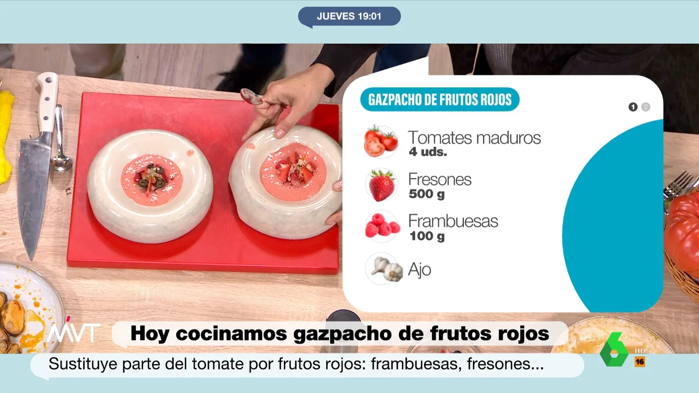 La 'receta 3x1' de Carlos Maldonado: del gazpacho asado al tradicional, pasando por el de fresas Carlos Maldonado visita el plató de Más Vale Tarde para preparar tres tipos diferentes de gazpacho. Desde el "raro" gazpacho asado, pasando por uno de fresas que entusiasma a Iñaki López y Cristina Pardo y terminando con el de toda la vida.