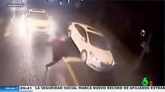 SuperOlé hombre para un coche con su cuerpo SuperOlé hombre para un coche con su cuerpo