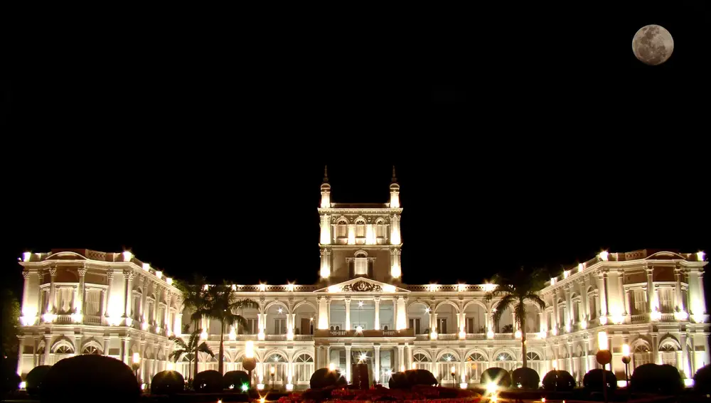 Imagen nocturna del Palacio de los López de Asunción. Paraguay