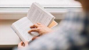Una persona leyendo. 