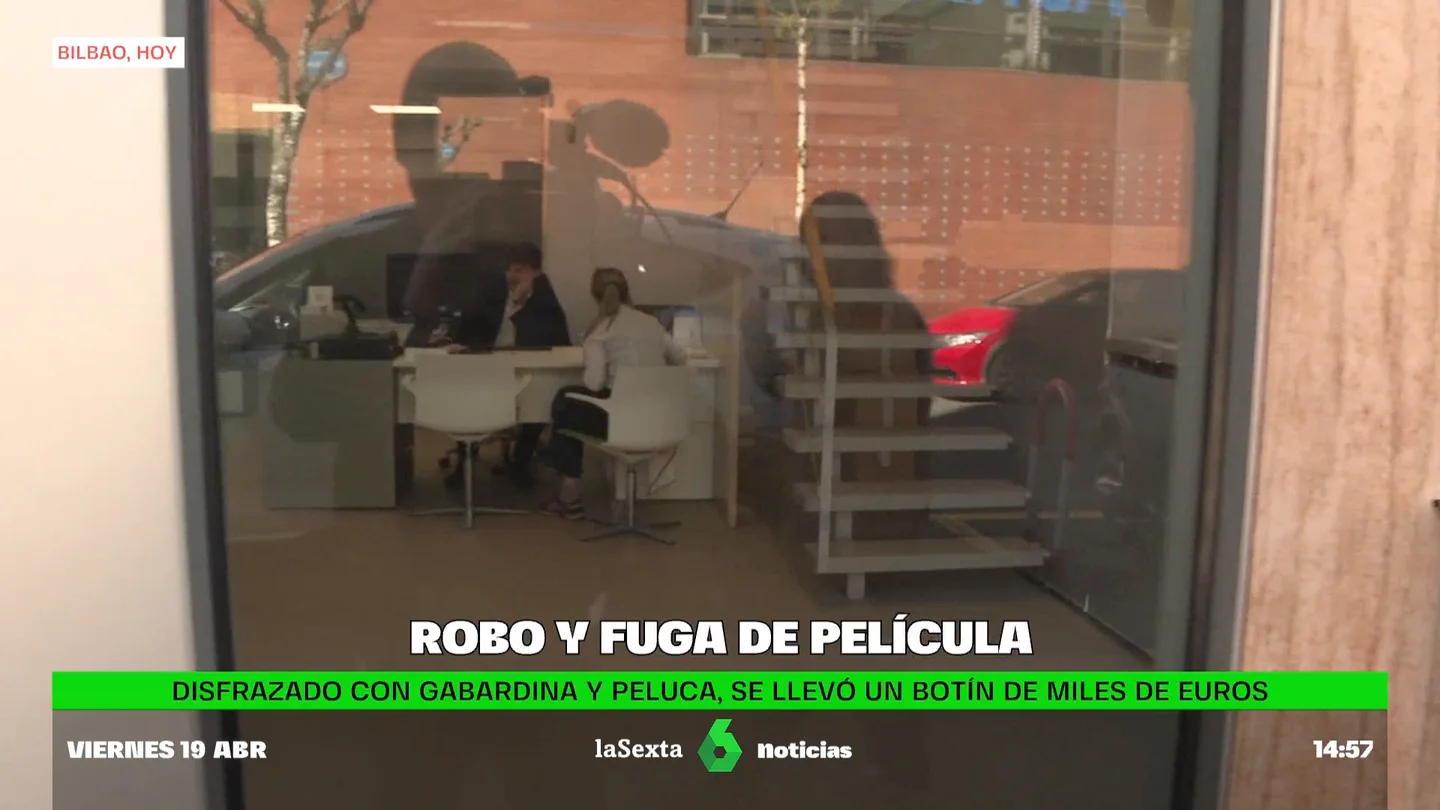 Un atracador disfrazado asalta una sucursal bancaria en Bilbao y escapa dejando una propina de 100 euros Un atracador disfrazado asalta una sucursal bancaria en Bilbao y escapa dejando una propina de 100 euros