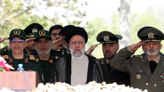 El presidente iraní Ebrahim Raisi (C), flanqueado por generales del IRGC y del ejército iraní El presidente iraní Ebrahim Raisi (C), flanqueado por generales del IRGC y del ejército iraní