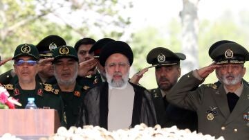 El presidente iraní Ebrahim Raisi (C), flanqueado por generales del IRGC y del ejército iraní
