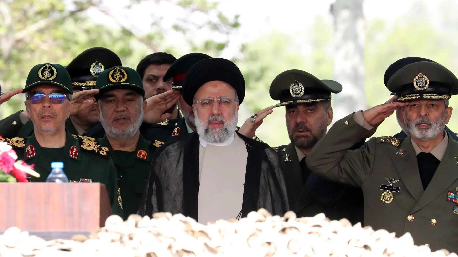 El presidente iraní Ebrahim Raisi (C), flanqueado por generales del IRGC y del ejército iraní