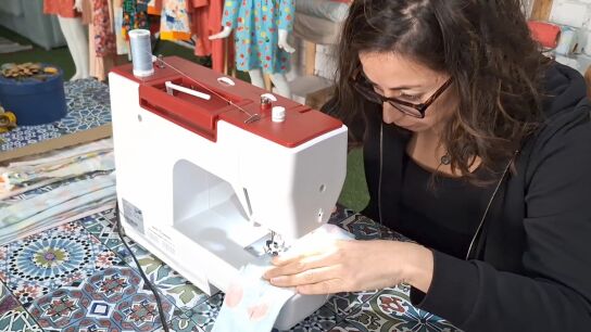 Pía con su máquina de coser