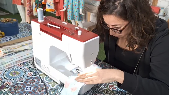 Pía con su máquina de coser Pía con su máquina de coser