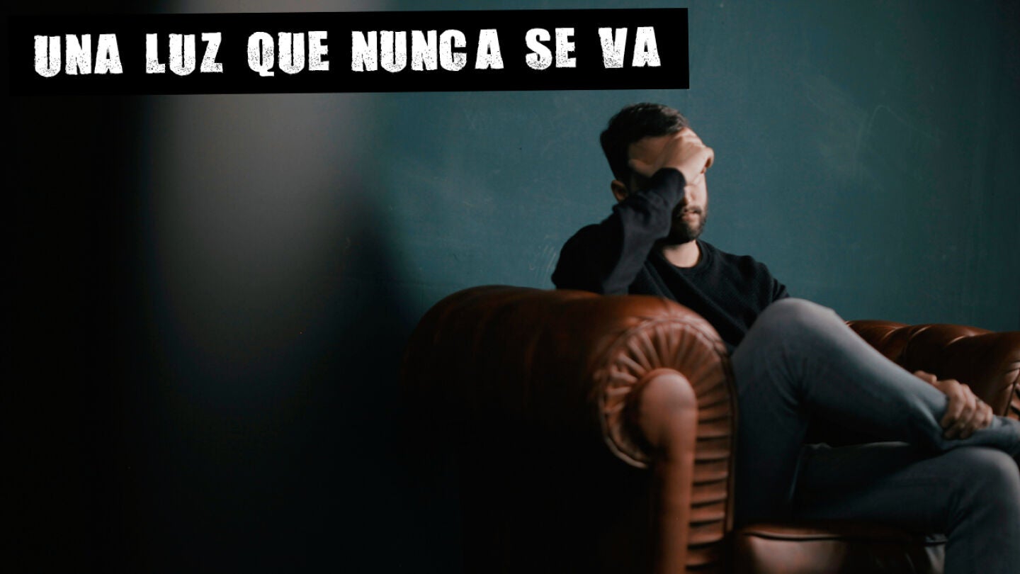 Imagen de un hombre en un sof&aacute;