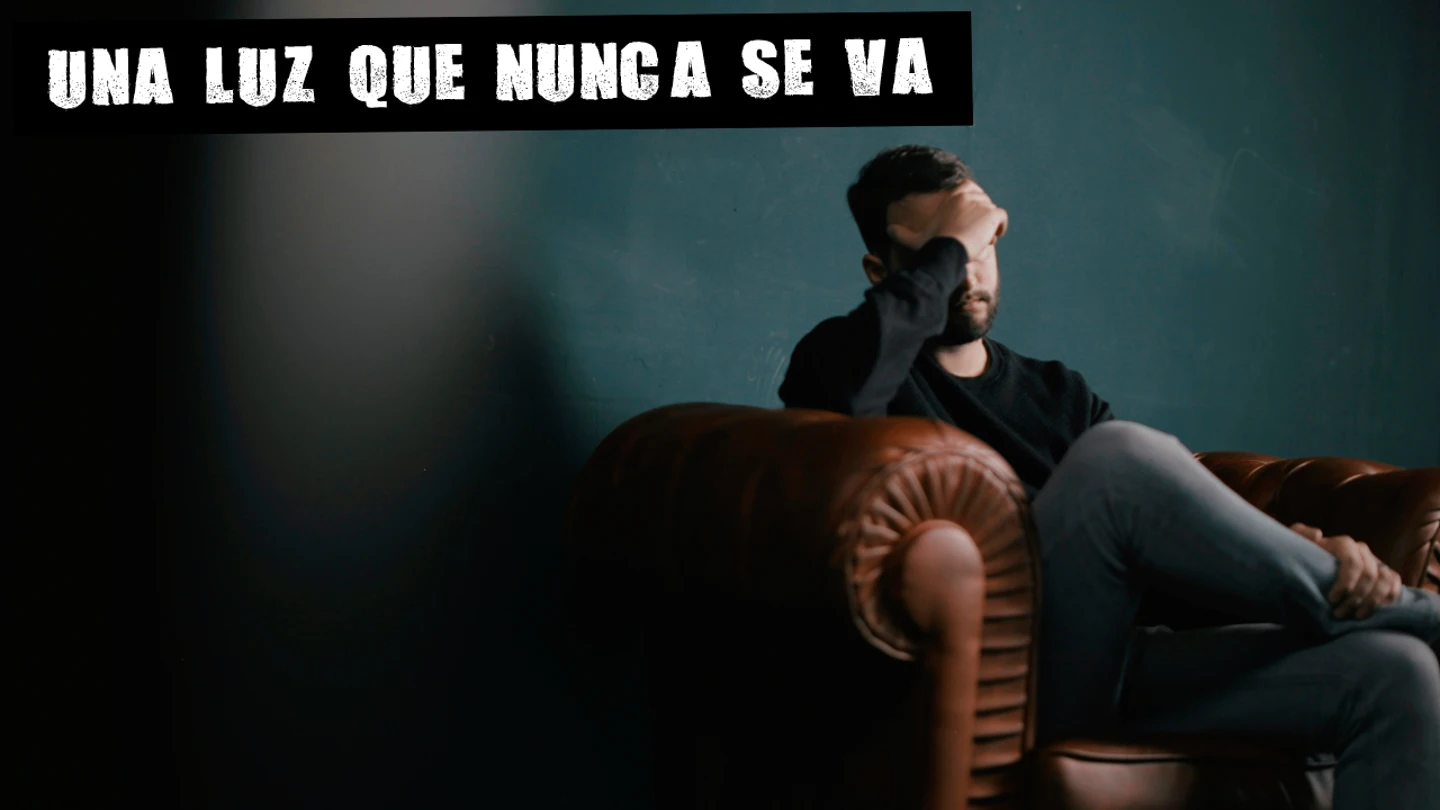 Imagen de un hombre en un sofá Imagen de un hombre en un sofá