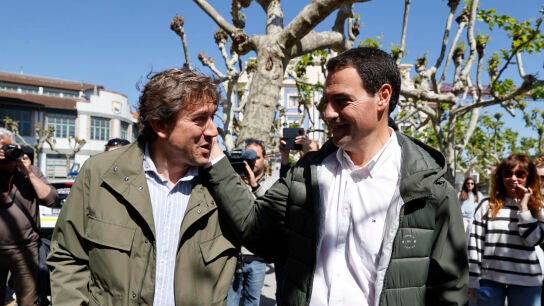 Los candidatos de PNV, Imanol Pradales (d), y del PSE, Eneko Andueza