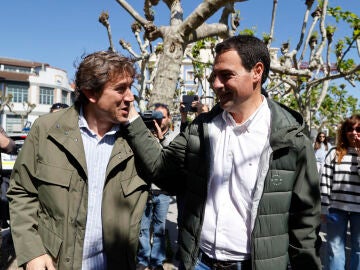 Los candidatos de PNV, Imanol Pradales (d), y del PSE, Eneko Andueza