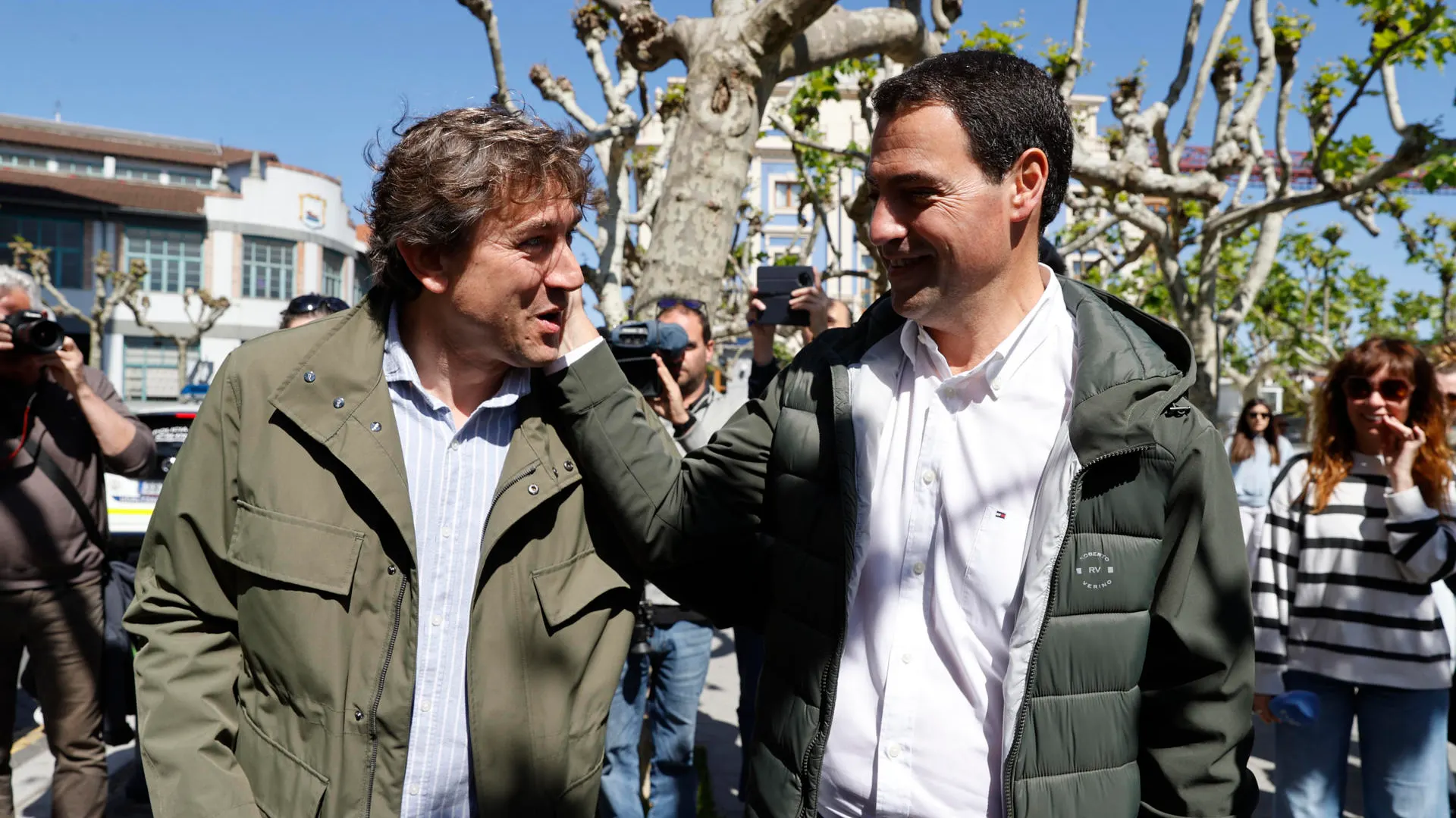 Los candidatos de PNV, Imanol Pradales (d), y del PSE, Eneko Andueza