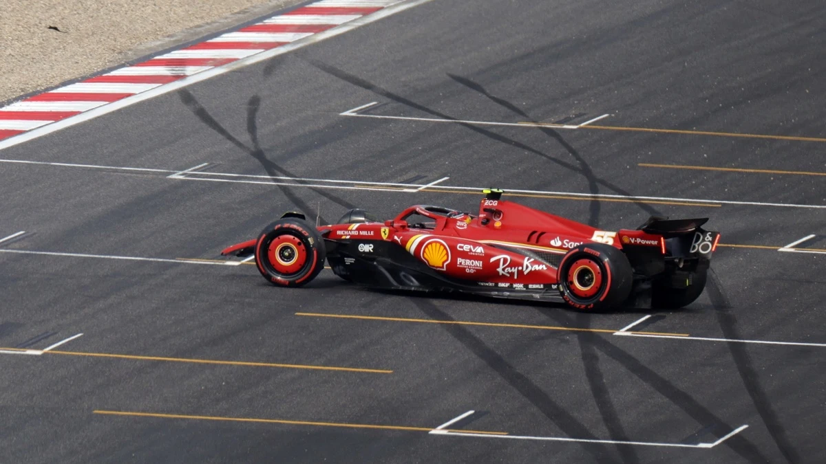 Carlos Sainz, cruzado en la pista de Shanghai