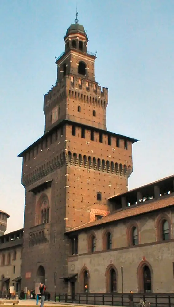 Fachada del castillo de Sforzesco, en Milán