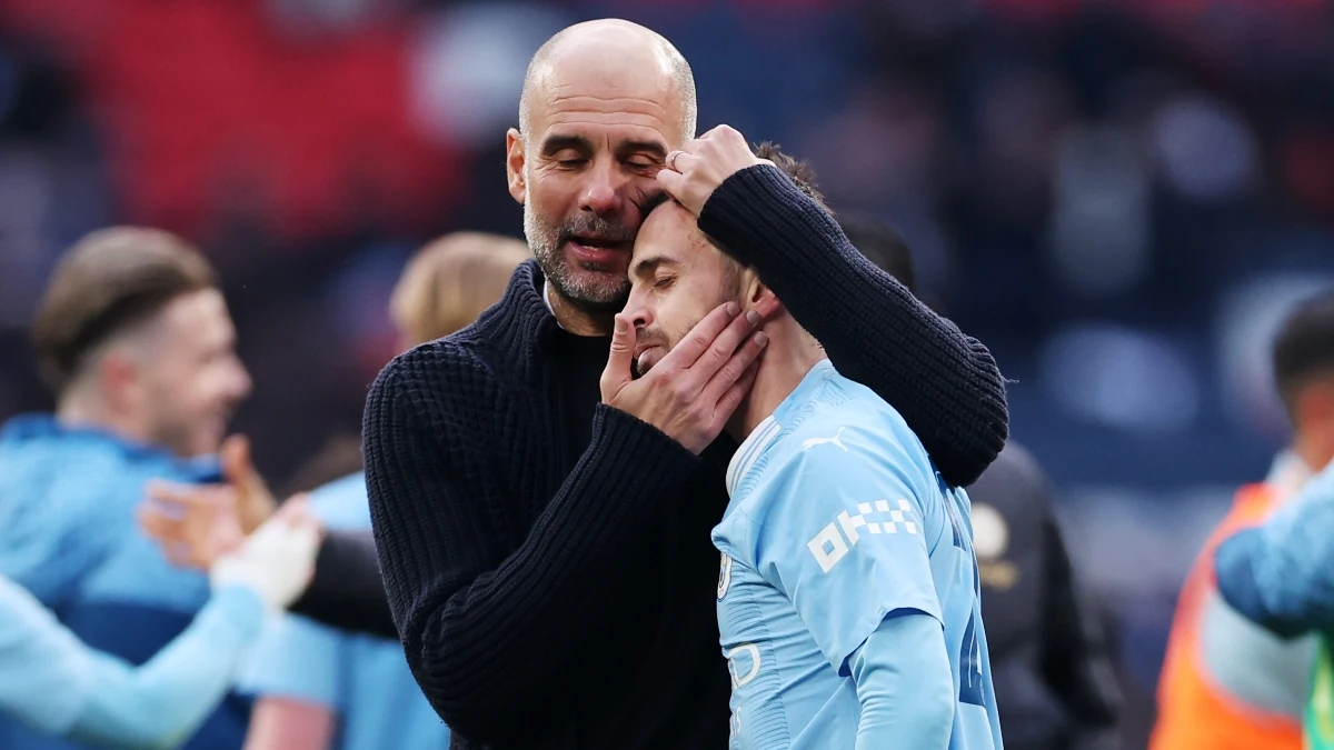 Guardiola, con Bernardo Silva