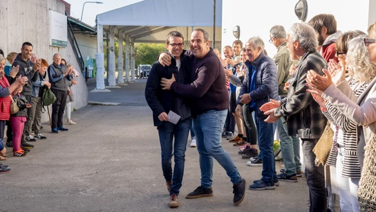 Los vecinos de Otxandio haciendo el paseíllo a Pello Otxandiano (EH Bildu) el día de las elecciones vascas Los vecinos de Otxandio haciendo el paseíllo a Pello Otxandiano (EH Bildu) el día de las elecciones vascas