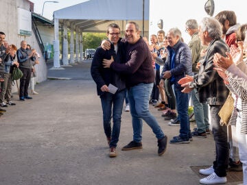 Los vecinos de Otxandio haciendo el pase&iacute;llo a Pello Otxandiano (EH Bildu) el d&iacute;a de las elecciones vascas