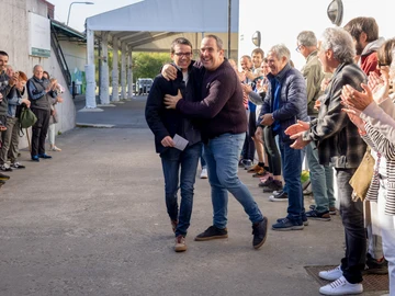 Los vecinos de Otxandio haciendo el paseíllo a Pello Otxandiano (EH Bildu) el día de las elecciones vascas Los vecinos de Otxandio haciendo el paseíllo a Pello Otxandiano (EH Bildu) el día de las elecciones vascas
