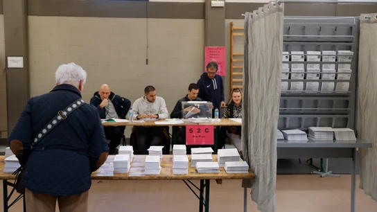 Un hombre escoge papeleta para ejercer su derecho al voto en las elecciones vascas de 2024 Un hombre escoge papeleta para ejercer su derecho al voto en las elecciones vascas de 2024