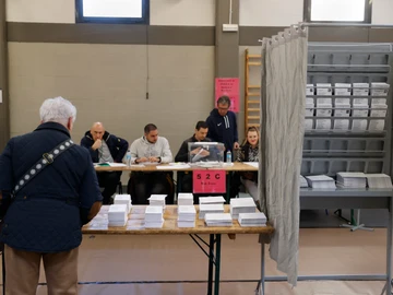 Un hombre escoge papeleta para ejercer su derecho al voto en las elecciones vascas de 2024 Un hombre escoge papeleta para ejercer su derecho al voto en las elecciones vascas de 2024