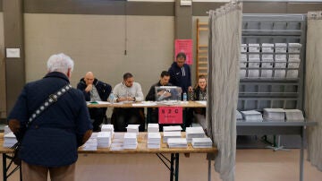 Un hombre escoge papeleta para ejercer su derecho al voto en las elecciones vascas de 2024